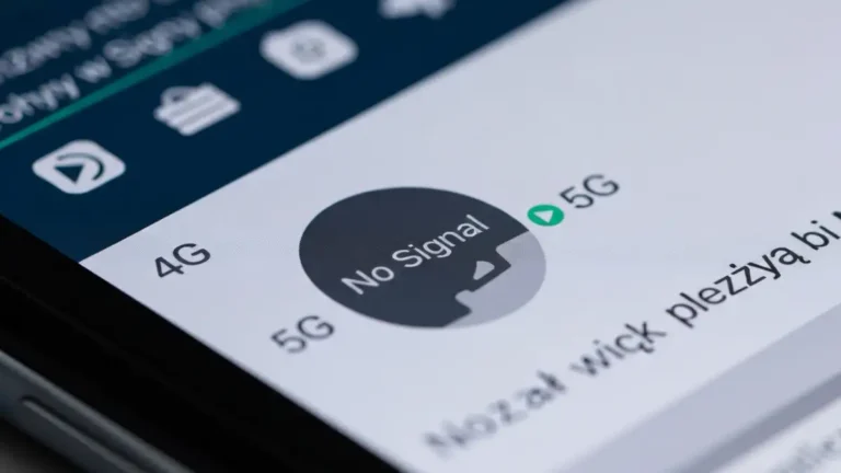 Telefon z ikoną braku zasięgu sieci 4G i 5G na ekranie