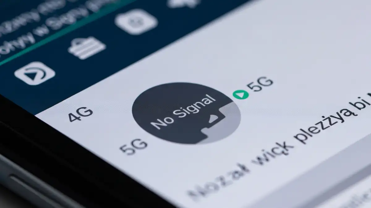 Telefon z ikoną braku zasięgu sieci 4G i 5G na ekranie