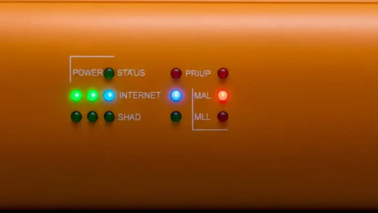 Router Orange z wyróżnionymi kontrolkami zasilania i internetu, ekran diagnostyczny