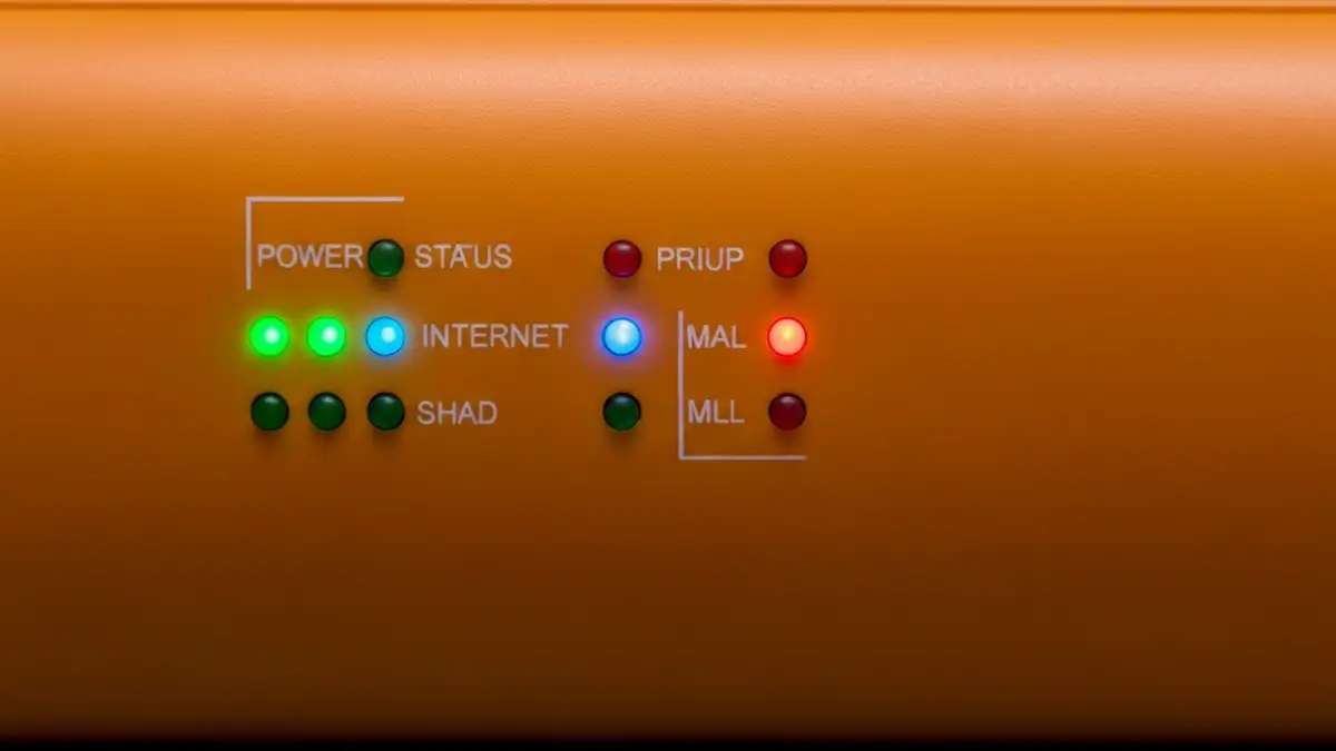 Router Orange z wyróżnionymi kontrolkami zasilania i internetu, ekran diagnostyczny