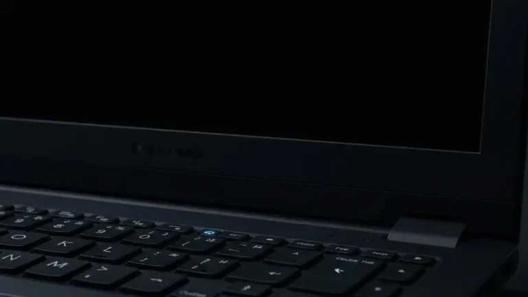 Laptop Lenovo z czarnym ekranem i diodami LED wskazującymi na brak zasilania