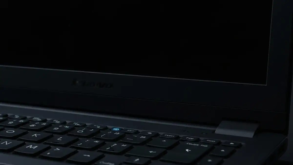 Laptop Lenovo z czarnym ekranem i diodami LED wskazującymi na brak zasilania