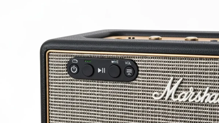 Marshall głośnik Bluetooth w zbliżeniu ze wskaźnikami stanu baterii i przyciskami sterowania