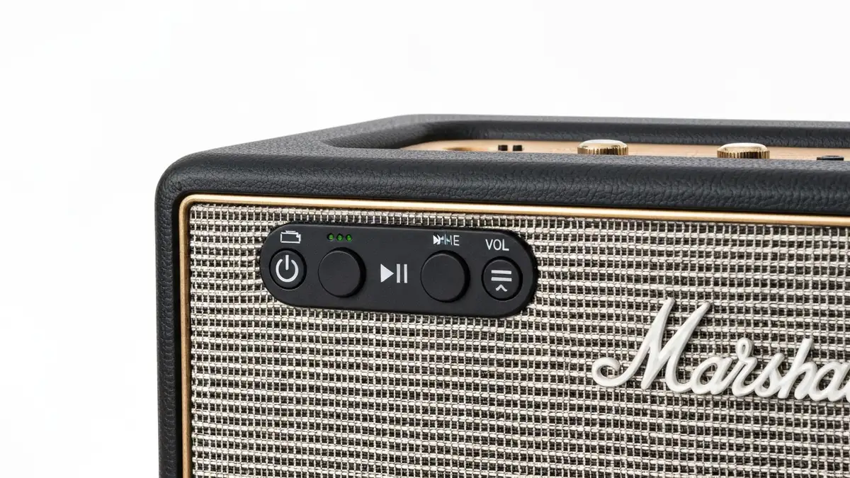 Marshall głośnik Bluetooth w zbliżeniu ze wskaźnikami stanu baterii i przyciskami sterowania