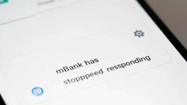 Ekran telefonu z błędem aplikacji mBank – biały ekran i komunikat o braku odpowiedzi
