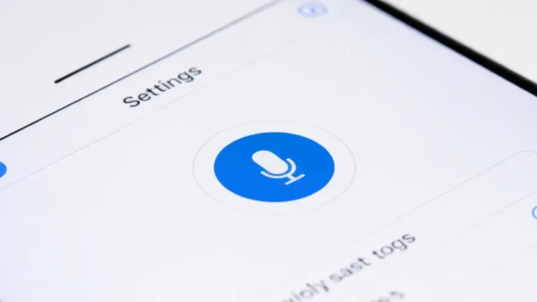 Ekran iPhone'a z wyświetlonym Siri i interfejsem ustawień asystenta głosowego