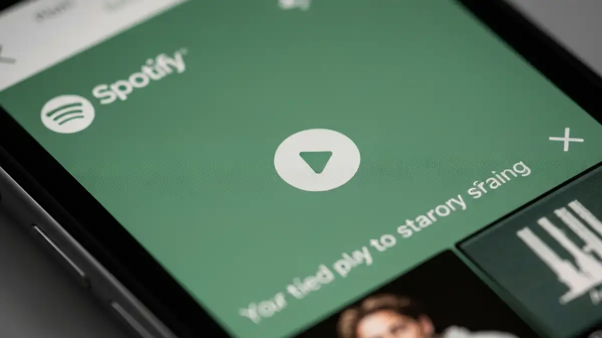 Aplikacja Spotify nie odtwarza muzyki na smartfonie - ikona błędu i interfejs aplikacji