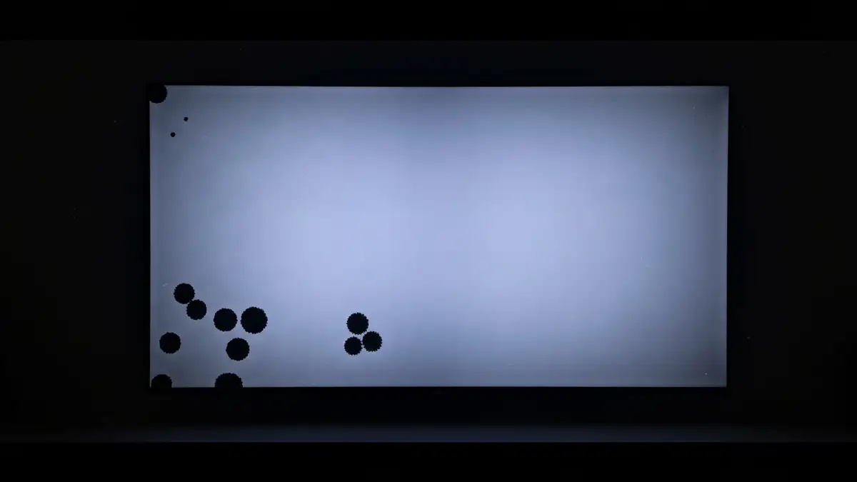Telewizor z ciemnym, nierównie oświetlonym ekranem pokazujący czarne plamy i słaby backlight